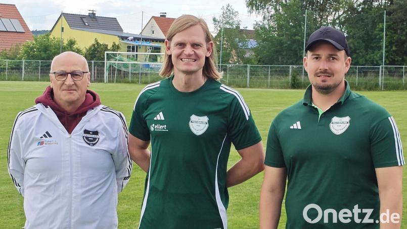 Vorsitzender Raimund Zeitler (von links), der neue Trainer Hans-Jürgen Kraus sowie Spielleiter Wolfgang Mößinger verantworten künftig die Geschicke beim SV Pechbrunn. Bild: Markus Renner