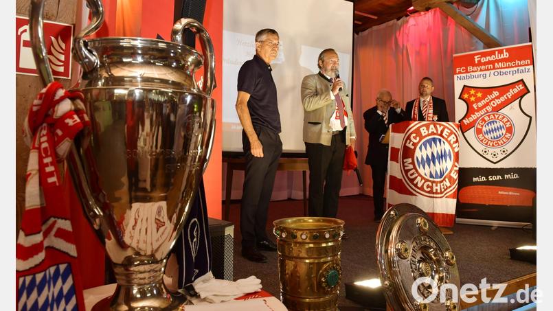 Bayern-Präsident Herbert Hainer (links) war am Sonntag beim Jubiläum des Bayern-Fanclubs Nabburg zu Gast. Bild: Hubert Ziegler