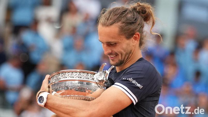 Alexander Zverev mit dem Sieger-Pokal. Bild: Christophe Ena/AP/dpa