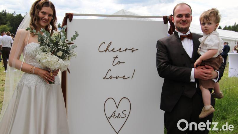 Alina und Sebastian Rosner haben geheiratet. Mit auf dem Bild ihr gemeinsamer Sohn Paul. Bild: Konrad Rosner