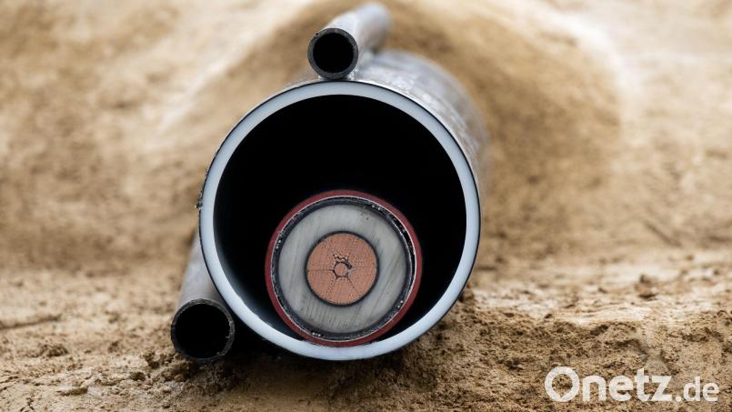 Ein Kabel ist während der symbolischen Baustelleneröffnung für die Baumaßnahmen des Südostlinks zu sehen. Bild: Sven Hoppe/dpa