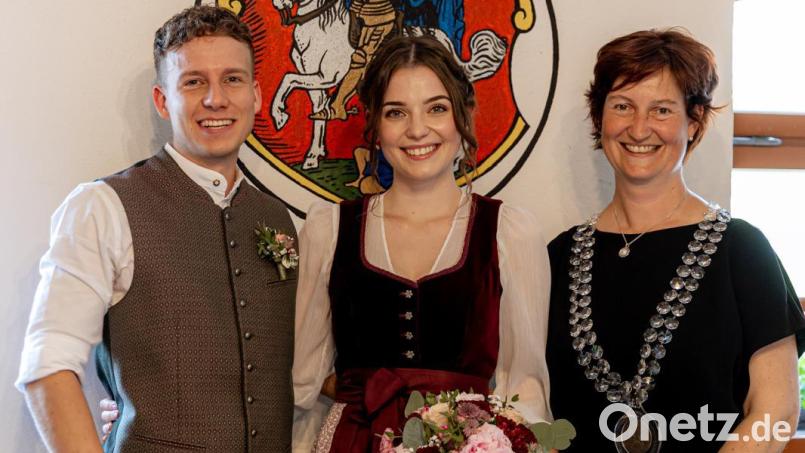 Für Bürgermeisterin Tanja Kippes war es die erste Trauung in ihrer jungen Amtszeit: Am 6.Juni nahm sie im Neustädter Rathaus Felix Staffe und Emma Kost feierlich das Eheversprechen ab. Bild: Katharina Luber