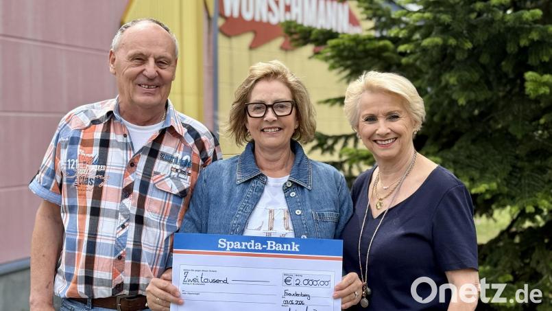 Bei der Spendenübergabe (von links): Peter Wünschmann, Petra Waldhauser und Evi Wünschmann. Bild: Ina Piehler