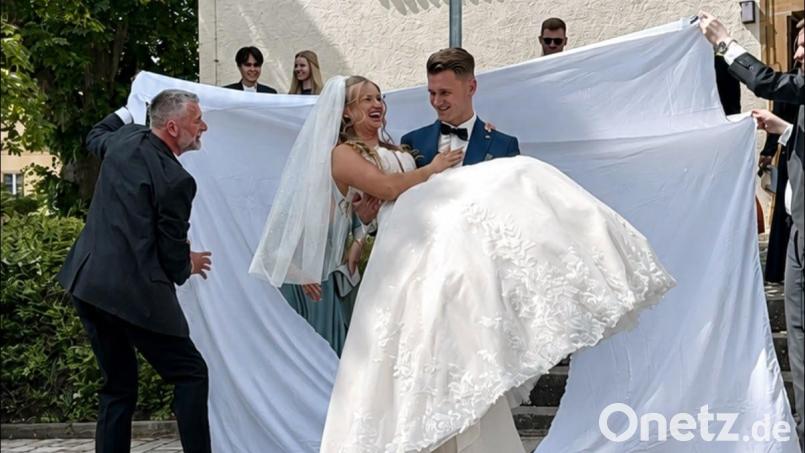 Nicolas trägt seine Michelle durch ein ausgeschnittenes Herz. Bild: Siegfried Bock