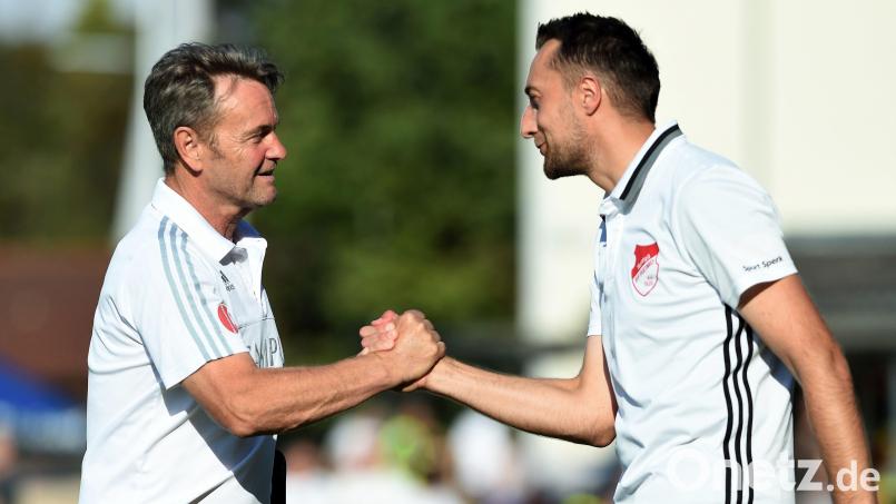 Sepp Schuderer (links/rechts Tobias Bernklau) vor einigen Jahren als Trainer des SV Donaustauf bei einem Spiel in Pfreimd. Jetzt wird der 69-Jährige Trainer beim SV Wenzenbach. Archivbild: Büttner