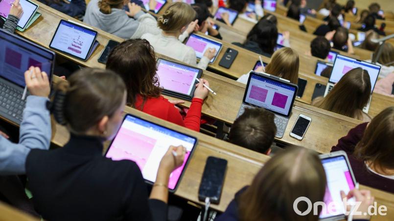 EY-Umfrage: Jobsicherheit bei Studierenden besonders wichtig. Symbolbild: Jan Woitas/dpa