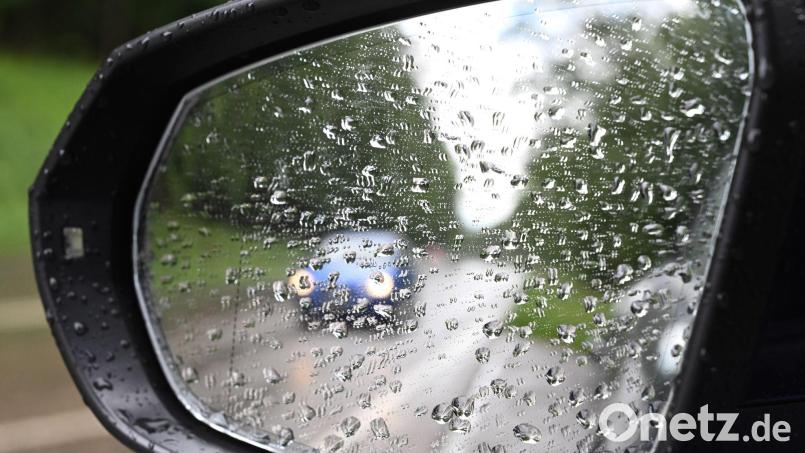 Der Deutsche Wetterdienst erwartet Regen und Gewitter im Freistaat. (Symbolbild) Bild: Bernd Weißbrod/dpa