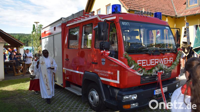 Pfarrer Emmanuel Okoro segnete das neue Löschfahrzeug LF 8/6 der Feuerwehr Schwarzach. Bild: bnr