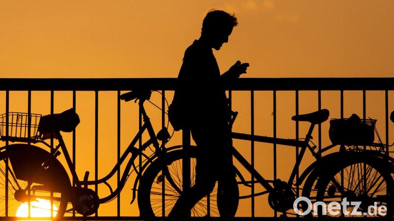 Die Beziehung immer in der Hosentasche? Manche entwickeln romantische Gefühle für Chatbots. (Symbolbild) Bild: Gregor Fischer/dpa