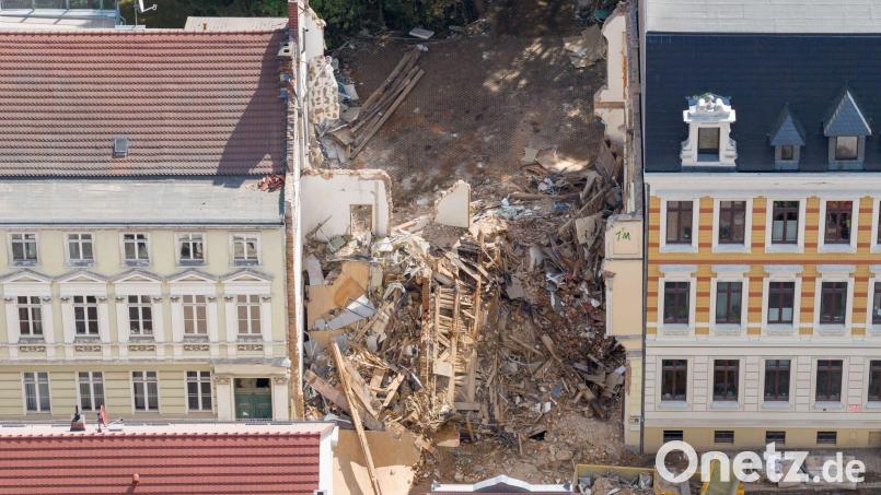 Gut drei Wochen nach dem Hauseinsturz in Görlitz dauern die Ermittlungen an. (Archivbild) Bild: Sebastian Kahnert/dpa