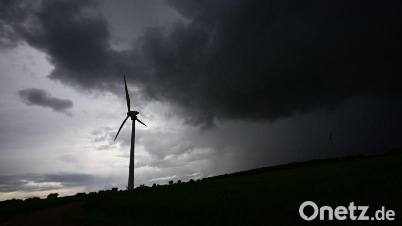 Dunkle Wolken schweben über dem geplanten Windkraftpark nahe Mehlmeisel. Dagegen regt sich nämlich Widerstand. Symbolbild: Julian Stratenschulte/dpa