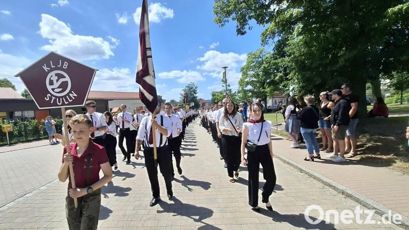 Die KLJB Stulln feierte ihr 60-jähriges Jubiläum. Sie stellte im Festzug die größte Gruppe. Bild: jua