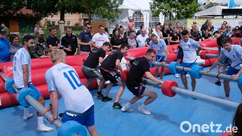 Zu den besonderen Events des Bürgerfestes gehörte das sogenannte Lebend-Kicker-Turnier in der Kunststoff-Arena. Bild: Robert Dotzauer
