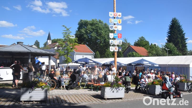 Der zentrale Platz der Etzenrichter Festmeile: Der Dorfplatz mit dem Zelt und dem Außenbereich lockte die Festgäste an. Bild: Ernst Frischholz
