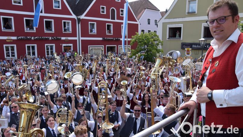 Der Gemeinschaftschor von über 400 Musikern aus dem Nordbayerischen Musikbund war die Hommage für die Blaskapelle St. Ägidius zum 50-jährigen Bestehen. Die Leitung hatte Kreis-Dirigent Dr. Christian Bäuml, Schmidmühlen. Bild: bö