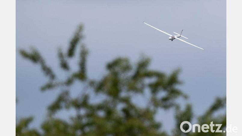 Der Pilot starb bei dem Absturz des Segelflugzeugs. (Symbolbild) Bild: Friso Gentsch/dpa