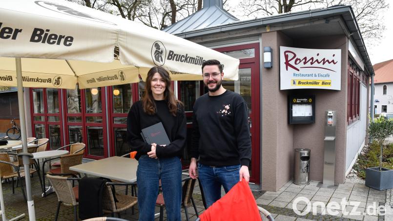 Tamara Troglauer und Lukas Schwab vom Rossini kümmern sich auch heuer wieder um den Englischen Garten beim Altstadtfest. Bild: Petra Hartl