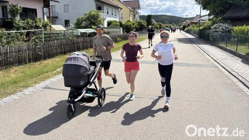 Mit dem Kinderwagen rennen? Beim Spendenlauf in Diendorf war das kein Problem. Auch Organisatorin Brigitte Frenzel (rechts) lief am Sonntag mit. Bild: sbö