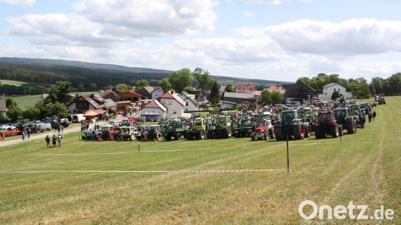 90 Jahre Fahrzeuggeschichte auf einem Feld: Fast 230 Fahrzeuge versammelten sich am Ortsrand von Feilersdorf zum Oldtimertreffen. Bild: Bernhard Piegsa