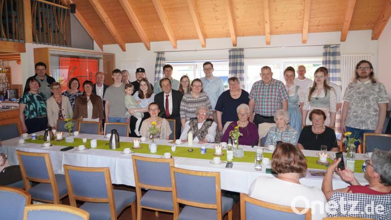 Zum 90. Geburtstag von Ernestine Beimler (sitzend, Zweite von links) im Albersriether Dorftreff ist die große Familie samt Gratulanten und Nachbarn zusammengekommen. Bild: fvo