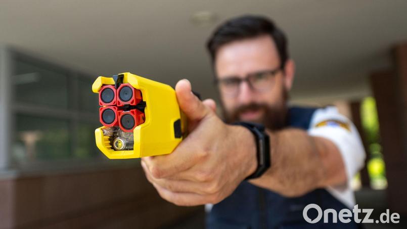 Taser statt Pistole? Die bayerische Polizei will das nun auch für den Einsatz auf Streife testen. Bild: Pia Bayer/dpa