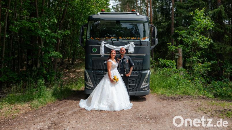 Braut Sabrina Schön heiratete ihren Franz in einem glitzernden langen Kleid mit weitem Rock. Der Bräutigam trug seine Motorrad-Kutte. Bild: Hannes Stock