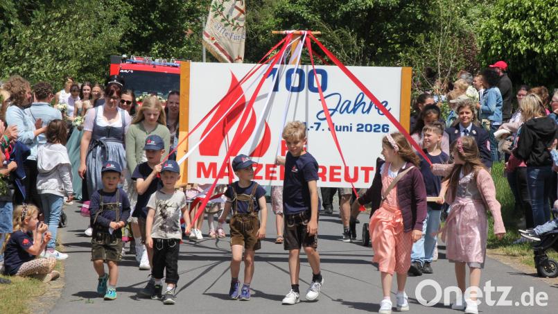 Die Matzersreuther "Feuerwehr-Zwergerler" eröffneten den Festzug. Bild: Konrad Rosner