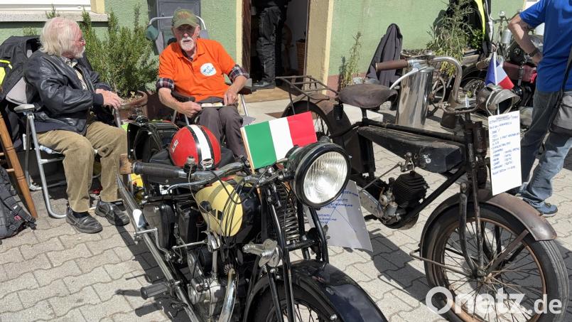 Die beiden ältesten Teilnehmer Heiner Eisenbeiß (links) und Helge Siegner haben auch die ältesten Motorräder dabei – eines ist fast 100 Jahre alt, das andere extrem selten. Bild: ge