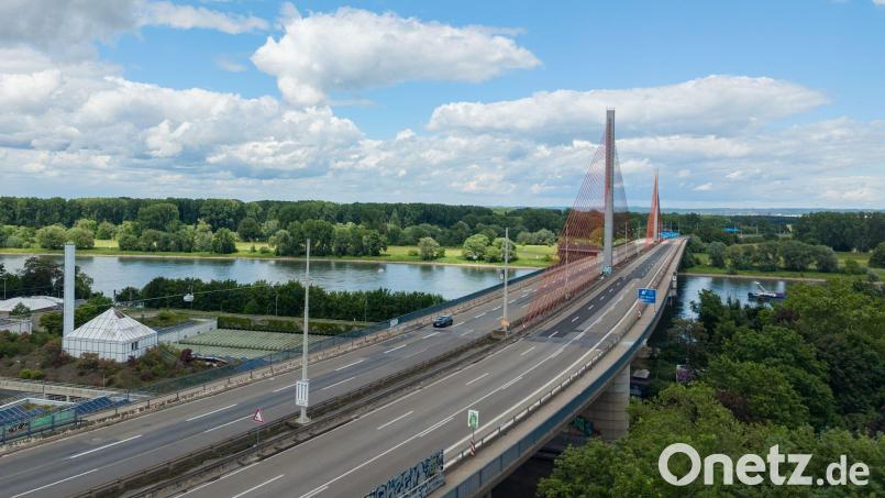 Die Bonner Rheinbrücke bleibt vorerst gesperrt - aber man kann näher an sie ran fahren. (Archivbild) Bild: Benjamin Westhoff/dpa