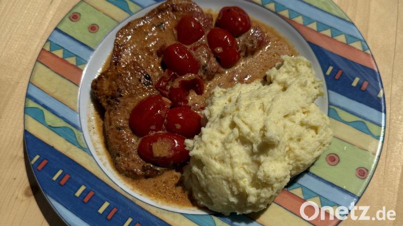 Zu den Schmetterlingssteaks mit Tomaten-Sahne-Soße serviert Ilse Hauer Kartoffelpüree. Bild: Ilse Hauer