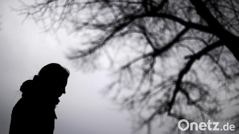 In Deutschland nehmen sich jährlich über 10.000 Menschen das Leben. Laut der Psychosozialen Arbeitsgemeinschaft gibt es mehrere Alarmzeichen, die darauf hindeuten können, dass man suizidgefährdet ist. Beispielsweise denkt man häufig an den eigenen Tod. Symbolbild: Julian Stratenschulte/dpa