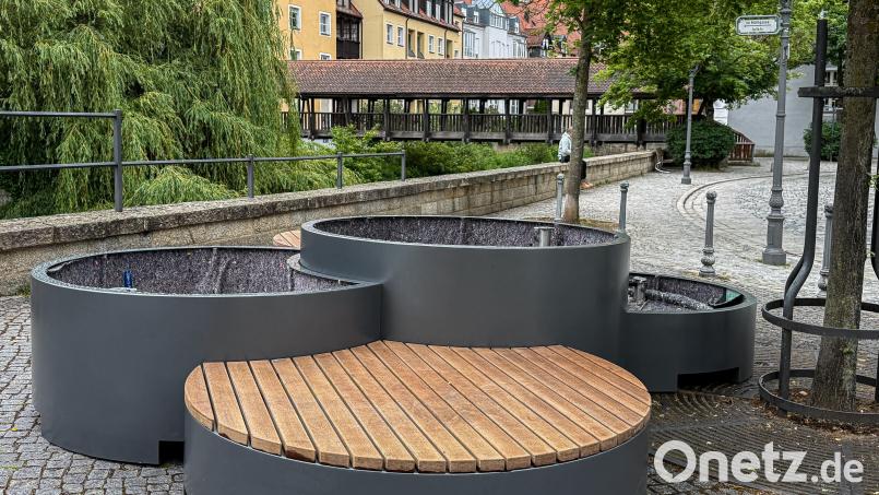 Die neuen Sitzgelegenheiten in der Mühlgasse neben der Vils in Amberg. Insgesamt sollen sieben davon entstehen. Bild: Stephan Huber