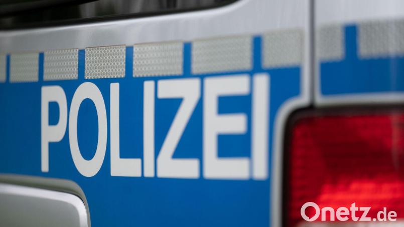 Drei Polizeiautos wurden durch die Pflastersteine derart beschädigt, dass sie nicht mehr nutzbar waren. (Symbolbild) Bild: Marijan Murat/dpa