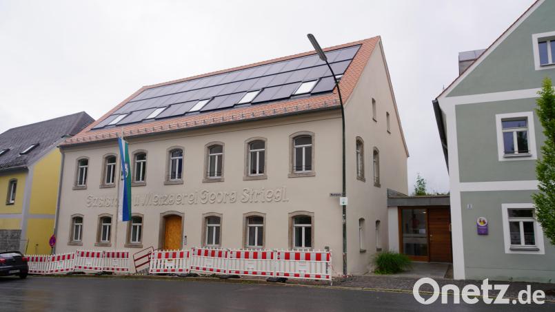 Das Gebäude Marktplatz 4 erstrahlt nach der Sanierung in neuem Glanz. Geblieben ist die alte Aufschrift „Gaststätte und Metzgerei Georg Striegl“. Bild: fvo