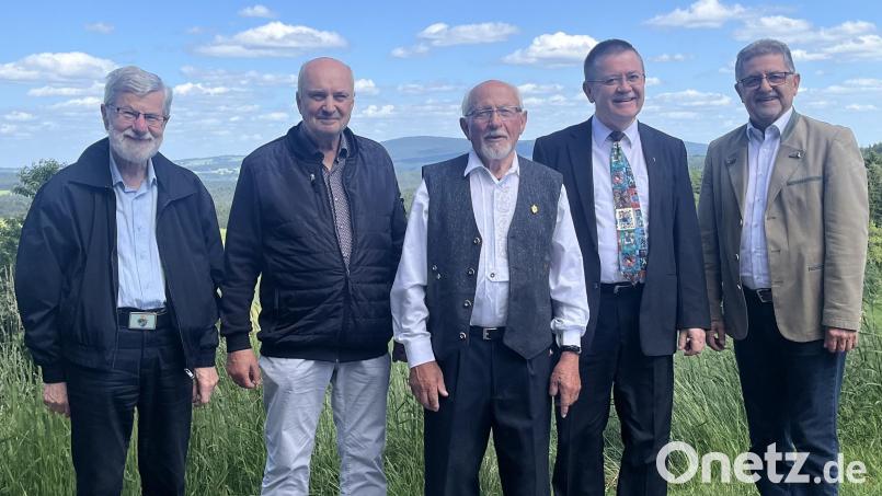 Dem Jubilar Richard Matt (Mitte) gratulierten (von links) Kirchenpfleger Manfred Prechtl, Diakon Franz Lautenacher, Pfarrer Ferdinand Weinberger und Bürgermeister Franz Tauber. Bild: Gisela Kuhbandner