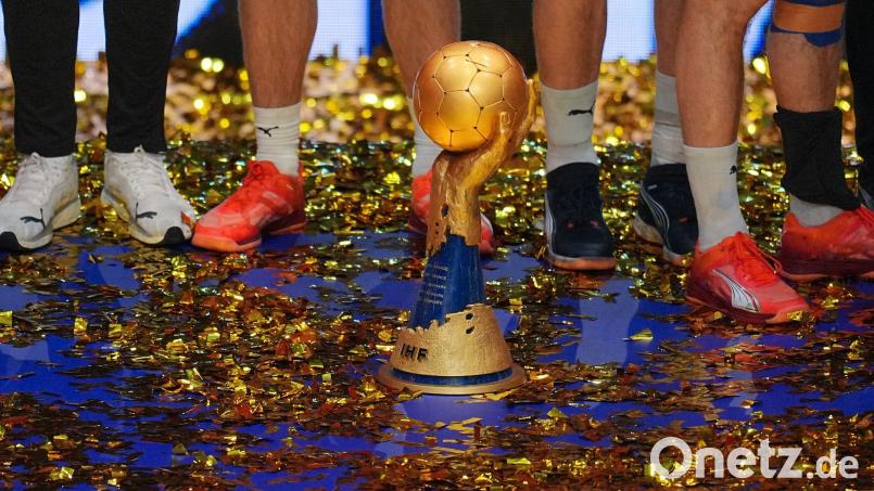 Um diesen Pokal geht es bei der Handball-WM in Deutschland. (Archivbild) Bild: Soeren Stache/dpa