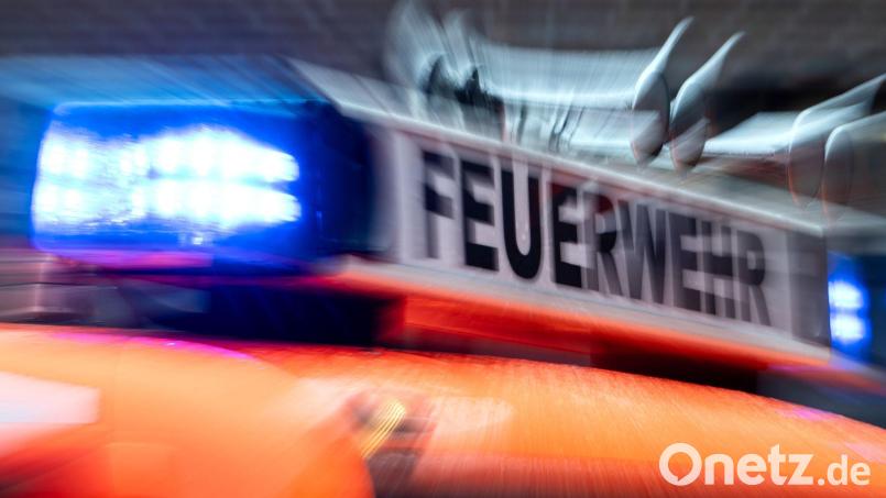 Die Feuerwehr und das Technische Hilfswerk waren mehrere Stunden damit beschäftigt, die brennenden Stroh- und Heuballen zu löschen. (Symbolbild) Bild: Marijan Murat/dpa