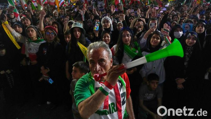 Iranische Fans bekommen nach Angaben des Nationalverbands keine Tickets für die WM-Spiele ihres Teams. (Archivbild) Bild: Vahid Salemi/AP/dpa