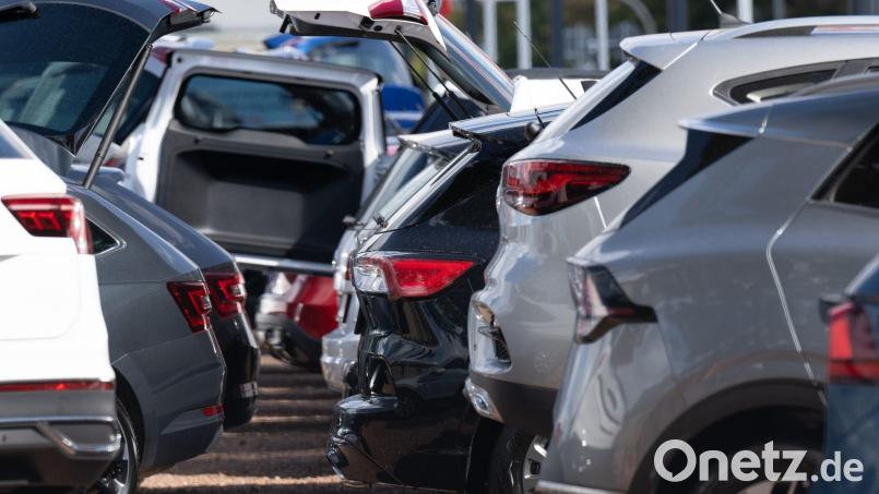 Beim Kauf eines Gebrauchtwagens in Belgien wurde ein Mann aus dem Landkreis Schwandorf über den Tisch gezogen: Das Auto stellte sich bei der Zulassung als gestohlen heraus. Symbolbild: Sebastian Kahnert/dpa