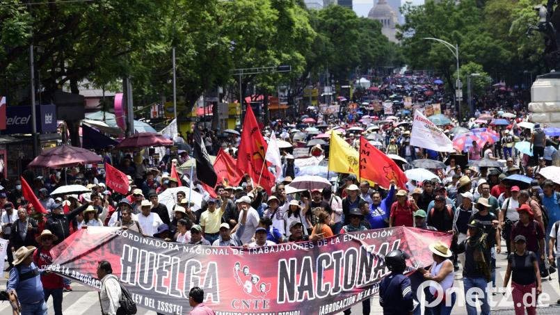 Kurz vor der WM nutzen die mexikanischen Lehrer die Aufmerksamkeit für ihre Proteste. (Archivbild) Bild: Luis Barron/eyepix via ZUMA Press Wire/dpa