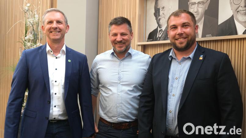 Der Bürgermeister von Schwarzenfeld, Peter Neumeier (Mitte), wurde zum Vorsitzenden der Gemeinschaftsversammlung der Verwaltungsgemeinschaft "Schwarzenfeld" gewählt. Die Bürgermeister von Schwarzach bei Nabburg und Stulln, Michael Wilfahrt (links) und Christoph Scharf, sind seine Stellvertreter. Bild: Rudolf Hirsch