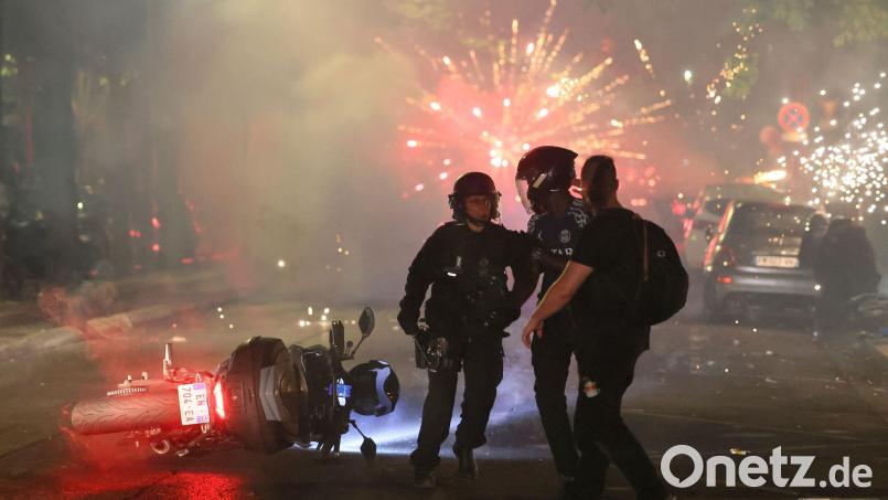 Mit einer Ausgangssperre für Jugendliche will Clermont-Ferrand Ausschreitungen während der Fußball-WM verhindern (Archivbild). Bild: Thomas Padilla/AP/dpa