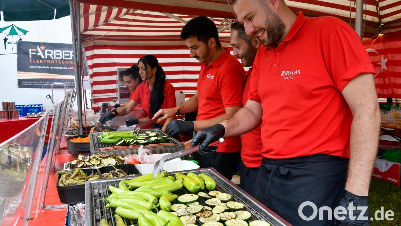 Auch heuer wird es wieder ein umfangreiches Essensangebot am Amberger Altstadtfest geben - zum Beispiel türkische und griechische Spezialitäten vom Grill. Archivbild: Petra Hartl