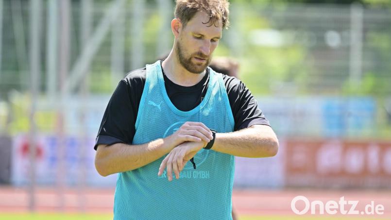 Zeit, dass sich was dreht: Der FC Amberg um Trainer Mario Zitzmann ist zurück in der Landesliga und bereitet sich ab Samstag intensiv für die neue Saison vor. Bild: Hubert Ziegler