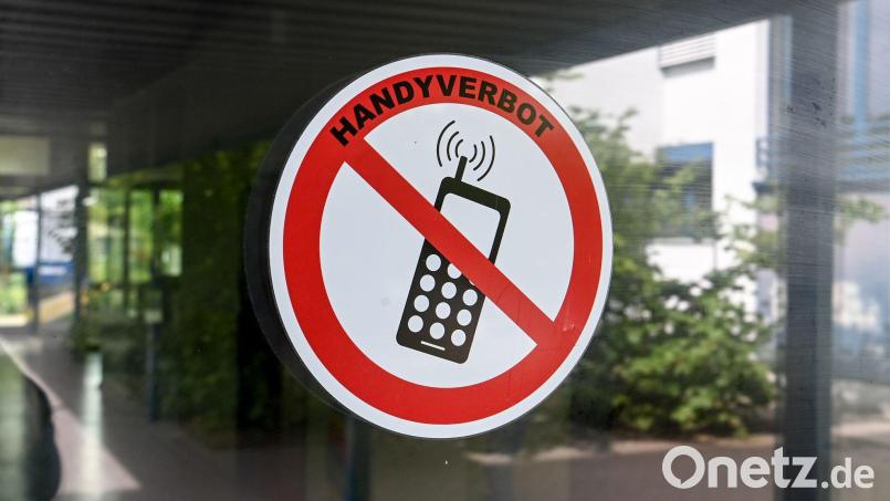 Der Philologenverband fordert bundesweit verbindliche Regeln für private Smartphones während der Schulzeit. (Symbolbild) Bild: Jens Kalaene/dpa