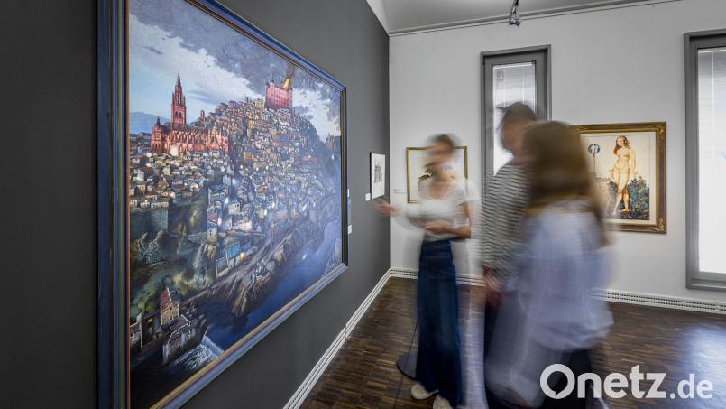 Ausstellungsbesucher vor dem großformatigen Gemälde „Der Traum Toledo“. Bild: Marcus Rebmann