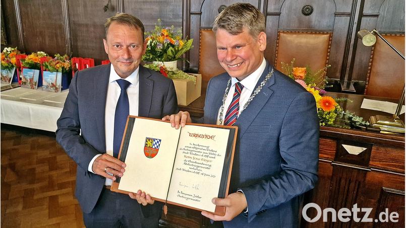 Oberbürgermeister Benjamin Zeitler überreicht die Ehrenurkunde an Jens Meyer. Meyer darf sich nun den „Alt-Oberbürgermeister“ nennen. Bild: Reinhard Kreuzer
