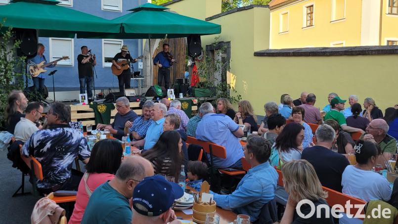 Beim irischen Abend in Windischeschenbach gab es nicht nur irische Musik und Spezialitäten, es kamen auch über 300 Gäste, die 2500 Euro für die Kinderklinik München Schwabing spendeten. Bild: Armin Grübl