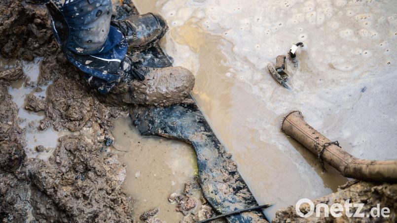 In der Bierlohstraße in Grafenwöhr ist ein Wasserrohr geplatzt. Die Versorgung der Anwohner wird über einen Container und über die Lieferung von Wasserflaschen sichergestellt. Symbolbild: Nicolas Armer/dpa