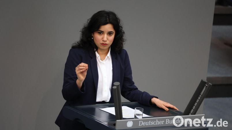 Grünen-Fraktionsvize Misbah Khan wirft Forschungsministerin Dorothee Bär eine Absage der geplanten Bafög-Erhöhungen vor. (Archivbild) Bild: Jörg Carstensen/dpa